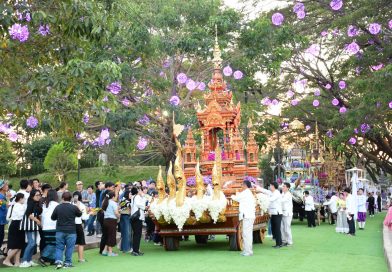 นักท่องเที่ยวคึกคัก ร่วมตักบาตรดอกไม้หนึ่งเดียวในล้านนา ถวายดอกไม้พระพุทธรูปคู่เมือง บนราชรถ 9 คัน
